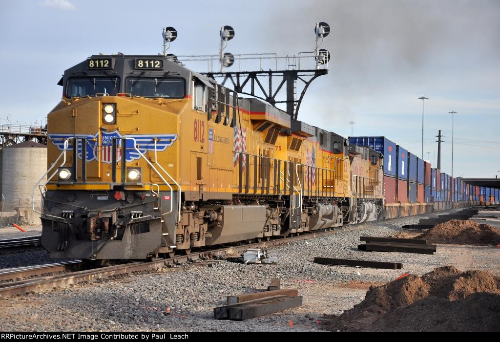 Westbound intermodal rolls through the junction